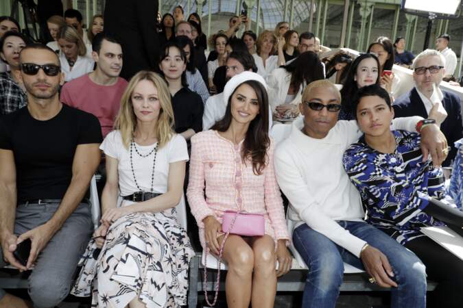 Un front row people chez Chanel mais surtout la star confirmé de l'hiver: le béret, si bien porté par Penelope Cruz