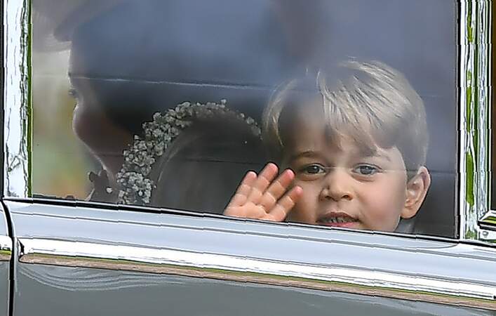 Le prince George fait coucou depuis la fenêtre au mariage de sa tante Pippa Middleton le 20 mai 2017