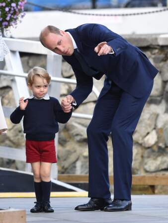 Le Prince William toujours en costume avec le Prince George