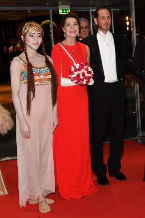 Caroline de Monaco en robe longue cape rouge, rayonne pour la Fête nationale monégasque