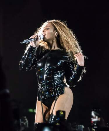 Sans sa veste, Beyonce laisse entrevoir un body verni aux épaules oversize signé Balmain pour Coachella.
