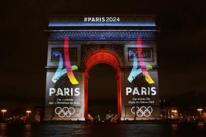 L'arc de Triomphe aux couleurs de Paris 2024