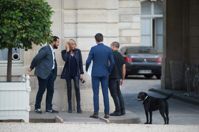 Brigitte Macron n'a pas eu peur de promener Nemo en portant des bottines à talon