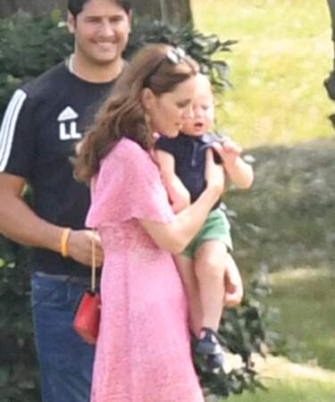 Kate Middleton porte tendrement dans ses bras le petit Louis