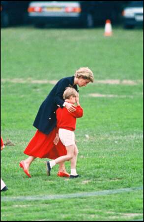 La princesse Diana console le prince William sur un terrain de football, le 12 juin 1990 à Londres
