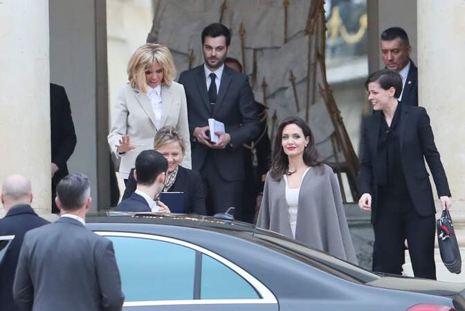 Brigitte Macron et son chef de cabinet Tristan Bromet recevant Angelina Jolie, à l'Elysée, le 30 janvier 2018