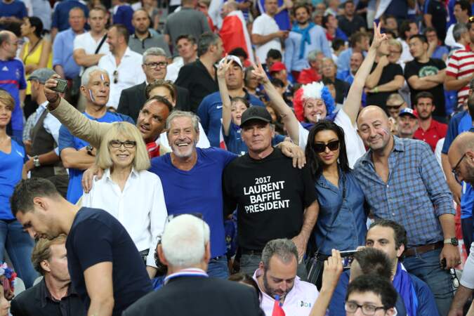 Le 10 juillet 2016, Mireille Darc bien entourée avec Nikos Aliagas, Jean-Claude Darmon, Laurent Baffie et Kad Merad