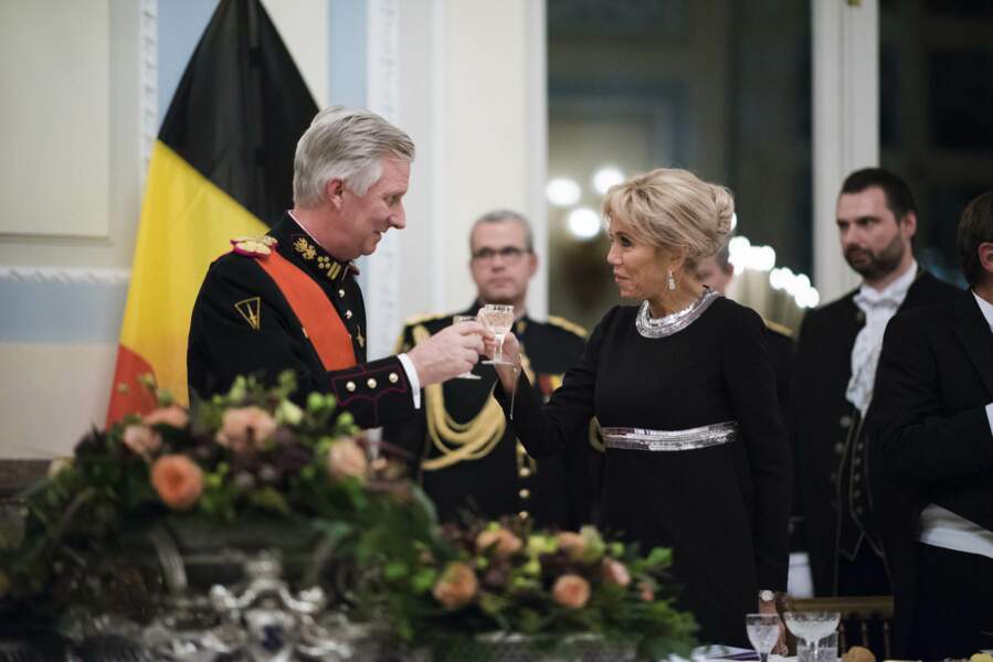 Brigitte Macron salue le prince Philippe de Belgique à Laeken, en Belgique, le 19 novembre 2018