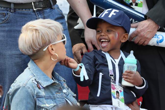 Isabelle Matuidi et son fils Eden, trop mignons, lors du premier match des Bleus lors du Mondial 2018