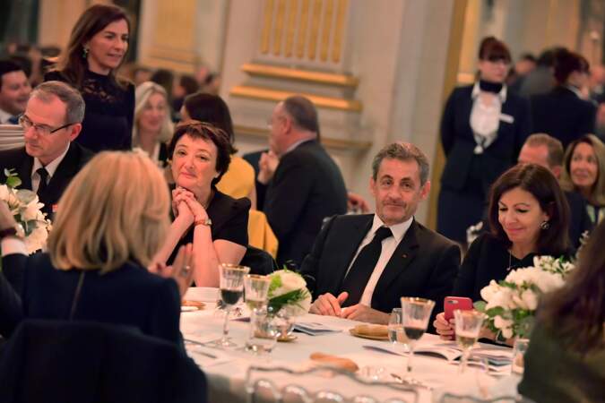 Nicolas Sarkozy et Anne Hidalgo, un peu distraits durant le dîner