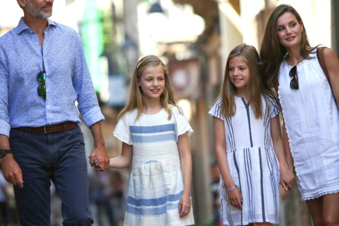 Le roi Felipe VI et Letizia d'Espagne avec leur deux filles déambulent dans les rues de Soller