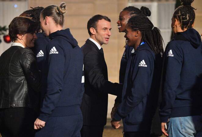 Emmanuel Macron, recevant la victorieuse équipe de handball féminin, à l'Elysée, le 17 décembre 2018