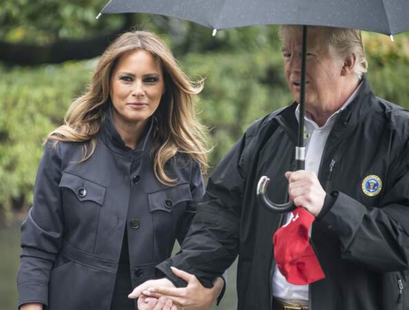 Melania Trump cherche une place aux côtés de son mari sous le parapluie