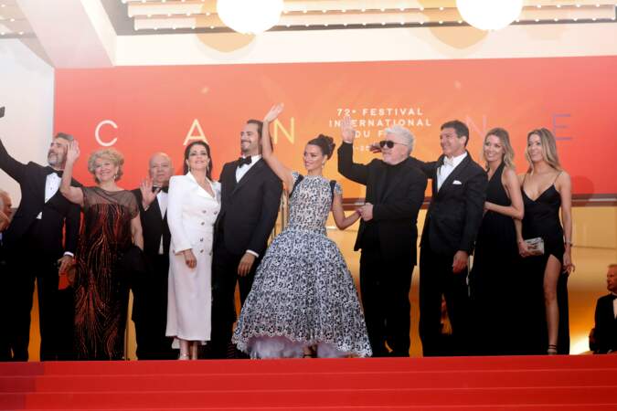 Penélope Cruz, Pedro Almodovar et Antonio Banderas lors de la montée des marches au Festival de Cannes 2019.