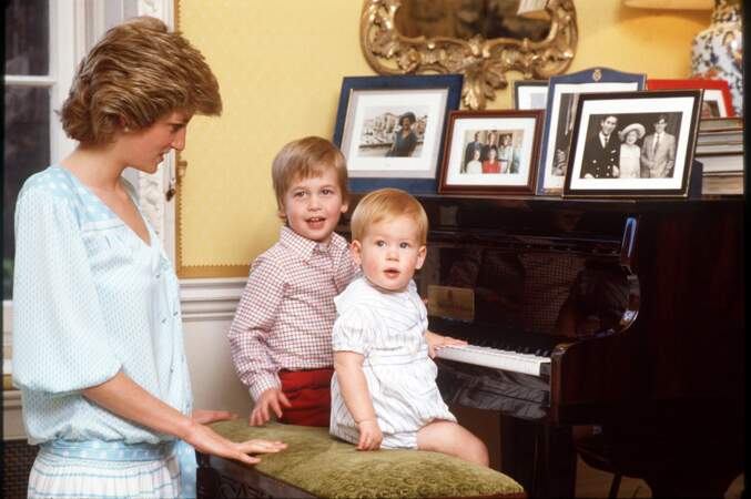 Diana, le Prince William et le Prince Harry à Kensington en 1985