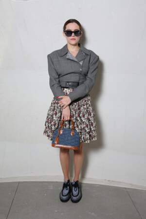 Riley Keoug en jupe fleurie et lunettes de soleil pour Louis Vuitton