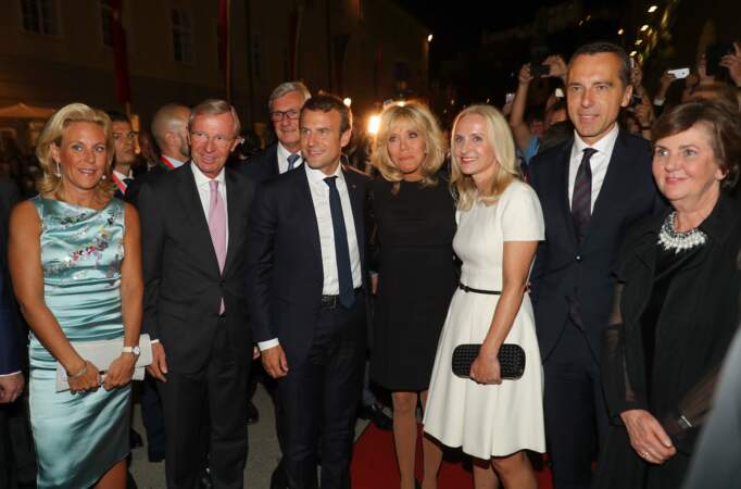 Brigitte Macron, son carré blond réhaussé par le choix de cette robe noire si chic