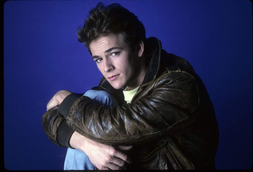 Regard charmeur et blouson en cuir, Luke Perry fait ses débuts d'acteur dans la série "Loving", en 1987