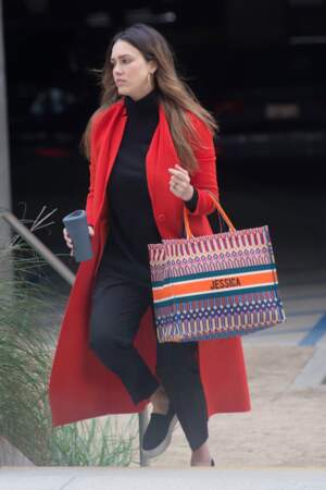 Jessica Alba, jamais sans son sac cabas Dior signé de son prénom.