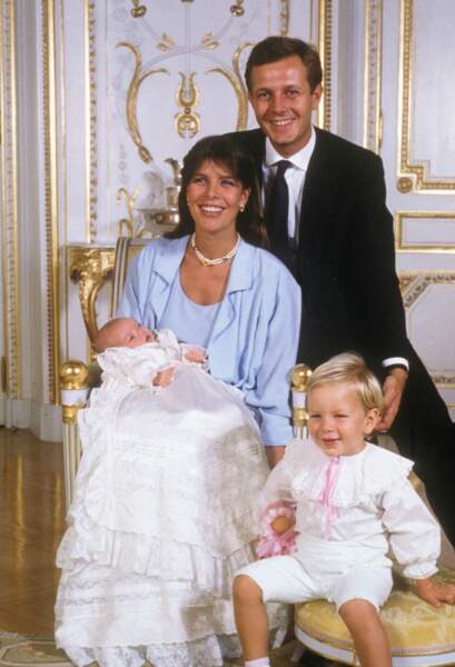Caroline de Monaco, avec leur fils Andrea lors du baptême de Charlotte, le 21 septembre 1986 à Monaco