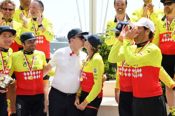 Charlène et Albert de Monaco échangent le baiser de la victoire
