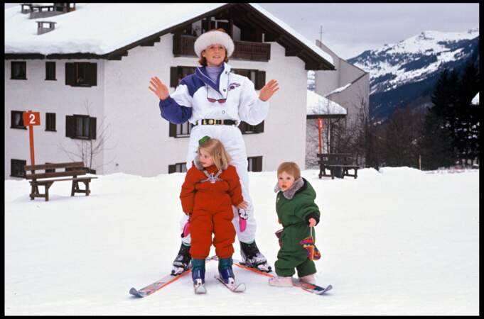 Sarah Ferguson avec ses filles les princesses Beatrice et Eugenie d'York en vacances à Klosters en Suisse en 1991