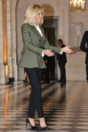 Brigitte Macron se pare de minimalisme pour des escarpins noirs à Versailles.