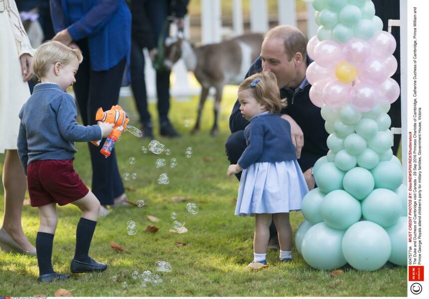 Le prince George et sa soeur la princesse Charlotte lors d'une fête organisée à Victoria le 29 Septembre 2016