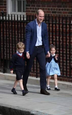 Le Prince William très bien habillé pour aller voir son dernier fils Louis tout juste né