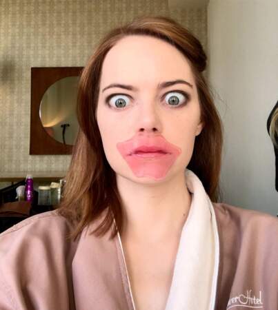 Pour Emma Stone c'est la version masque pour les lèvres qui gagne.