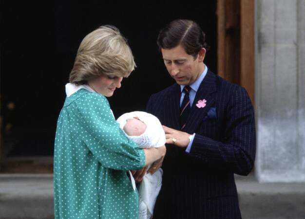 La princesse Diana et le Prince Charles quittent le St Mary's Hospital avec William, le 22 juin 1982