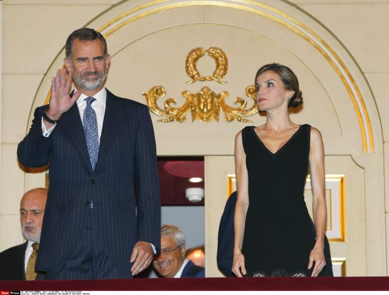 Felipe VI et Letizia d'Espagne saluent le public depuis la loge royale