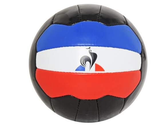 Ballon de foot retro, 29 € (Le Coq Sportif par Jean-Charles de Castelbajac). 