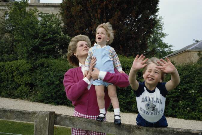 Lady Diana avec William et Harry dans les jardins de Highgrove dans le Gloucestershire, en 1986