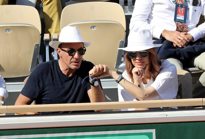 Nikos Aliagas et sa femme Tina dans les tribunes lors des internationaux de tennis de Roland Garros à Paris, France