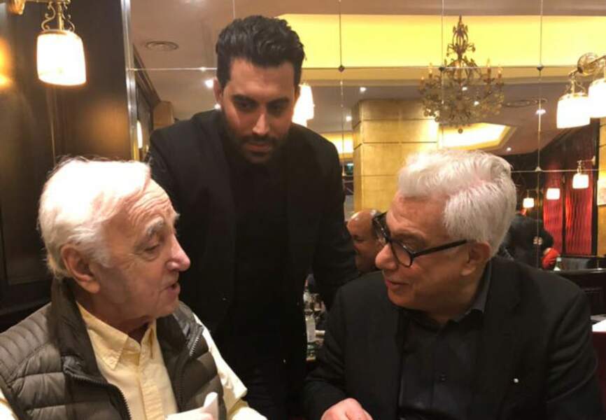  Charles Aznavour entouré de Mehdi Abdelhedi et son père Mohamed (co-propriétaires du Cesar) 