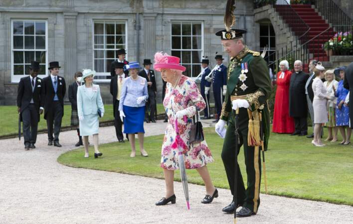 La reine d'Angleterre a tout de même prévu un parapluie pour la garden party d'Edimbourg de ce 4 juillet 