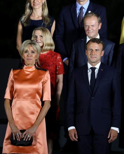 Brigitte Macron surprend dans cette robe orangée qui sublime son bronzage et ses cheveux blonds