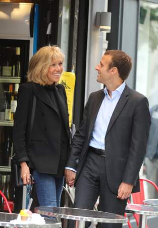 Emmanuel Macron et sa femme quittent la Maison de la Radio et vont déjeuner à Montmartre le 4 septembre 2016. 