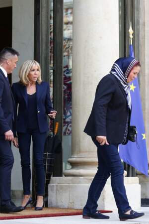 Brigitte Macron en blazer épaulé bleu marine