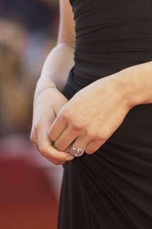 En 2013, Scarlett Johansson reçoit ce sublime bijou de son mari Romain Dauriac 