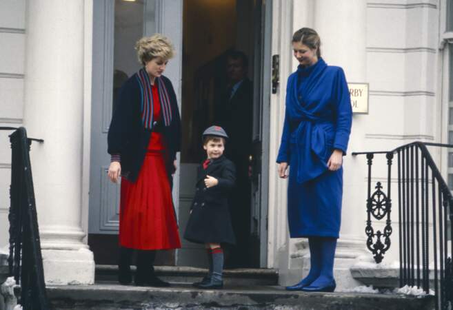 En cravate et short, le prince William fait sa première rentrée accompagné par sa mère Lady Di