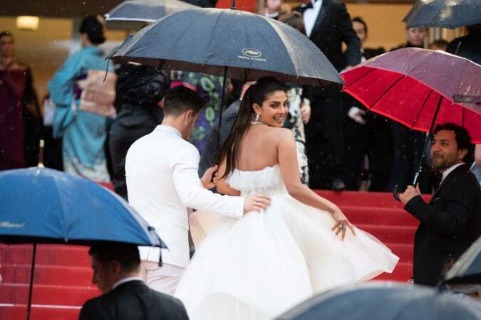 Les parapluies étaient de sortie pour la montée des marches de Nick Jonas et Priyanka Chopra