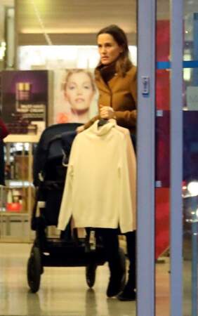 Pippa Middleton en virée shopping chez Marks & Spencer, avec son fils Arthur, à Londres, le 12 décembre 2018