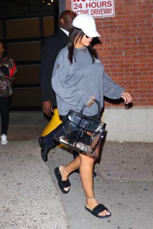 Le Plexi : Rihanna ne se passe plus de son sac transparent, la tendance de la saison.