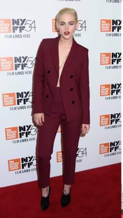 Kristen Stewart porte un costume Sandro à la première du film "Certain Women" à New York