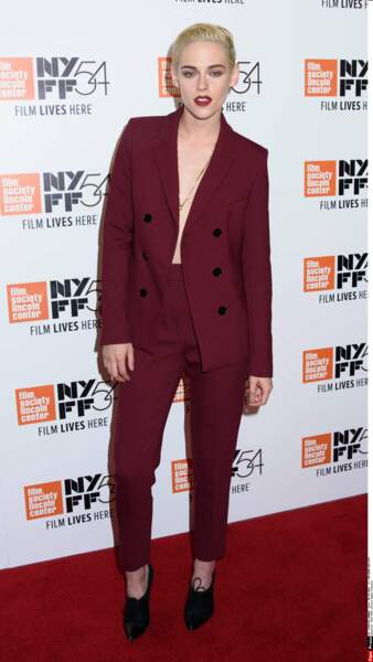 Kristen Stewart porte un costume Sandro à la première du film "Certain Women" à New York