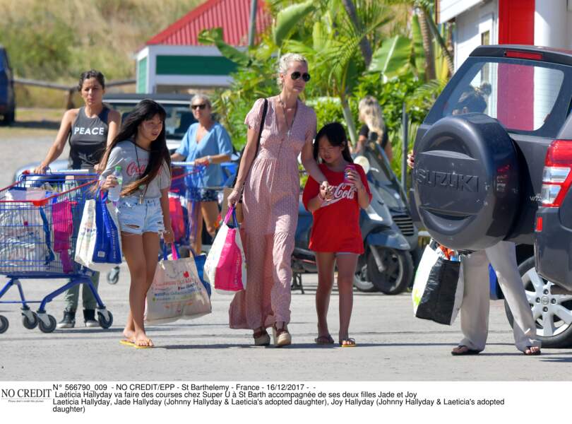 Laéticia Hallyday va faire des courses chez Super U à St Barth accompagnée de ses deux filles Jade et Joy