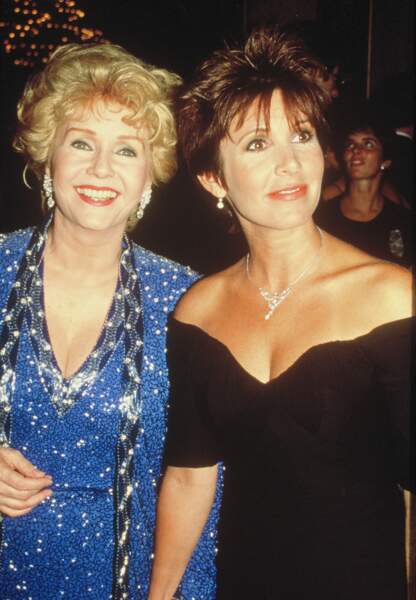 Carrie Fisher et sa mère Debbie Reynolds lors d'une soirée à Los Angeles dans les années 90