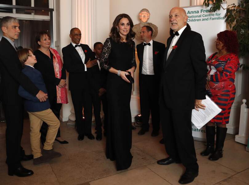 Kate Middleton sublime en robe noire longue et manches en dentelle signée Diane von Furstenberg 